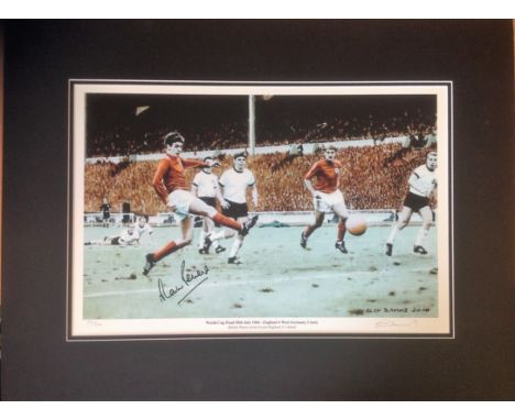 Martin Peters signed 22x16 mounted 1966 World Cup Final print limited edition 50/500 pictured putting England ahead 2-1 in th