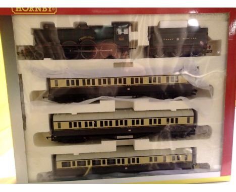 OO scale Hornby R2600M, The Cheltenham Flyer train pack comprising Tregenna Castle 5006, GWR Green with three choc/cream coac