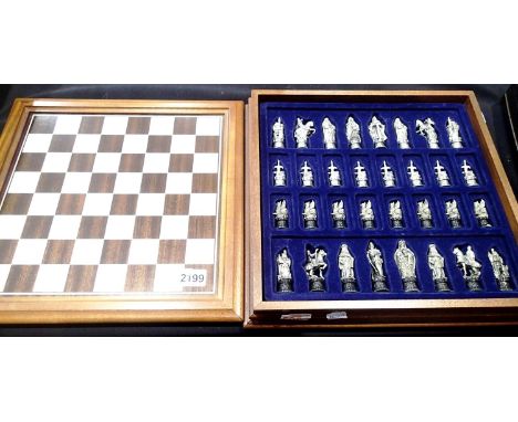Danbury Mint chess set with board, complete and near mint. P&amp;P Group 3 (£25+VAT for the first lot and £5+VAT for subseque