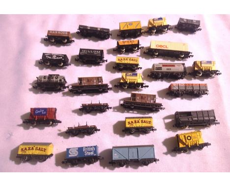 Twenty six N gauge, four wheel type wagons, various types and makes, mostly good to very good, unboxed. P&amp;P Group 1 (£14+