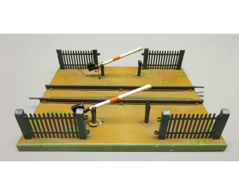 Marklin tinplate O gauge Level Crossing, with picket fence, printed mark to base, L26cm, D20cm    Condition Report  Appears c