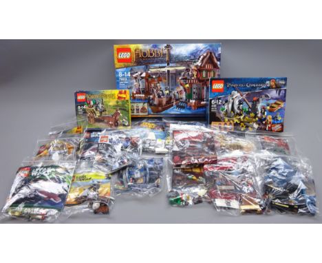 Collection of film related Lego sets and figures including; The Hobbit the Desolation of Smaug Lake-town Chase '79013', Pirat