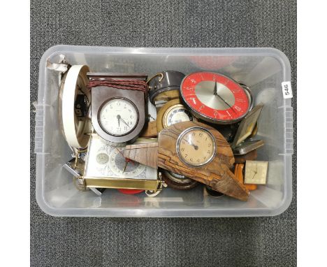 A box of mixed vintage clocks including Bakelite.