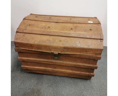 A large antique tin trunk, size 76 x 54 x 58cm.