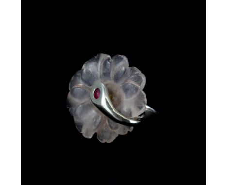 A 925 silver flower ring set with carved rose quartz and a ruby, (N.5).