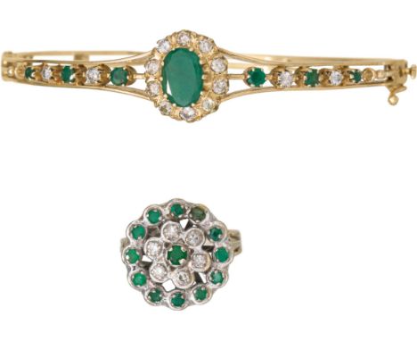 Armreif und Ring14 Karat Gelbgold, Weißgold, Smaragde; der Armreif mit 14 Brillanten; der Ring mit 6 Diamanten im Achtkantsch