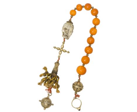 ZehnerBernstein, Wendekopf aus Bein, geschnitzt; 2 Duftkapseln, Ring und Kreuz aus Silber, vergoldetL. 49,5 cm