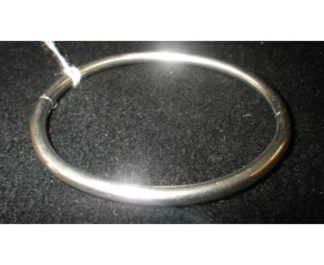 A 9ct white gold hinged bangle