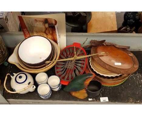 Collectables to include a ceramic parrot, cooking dishes &amp; other kitchenware