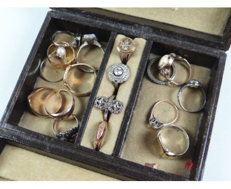 A VINTAGE JEWELLERY BOX & A COLLECTION OF VARIOUS RINGS including an 18k buckle ring, 4.4gms, a 9ct gold gypsy ring & various