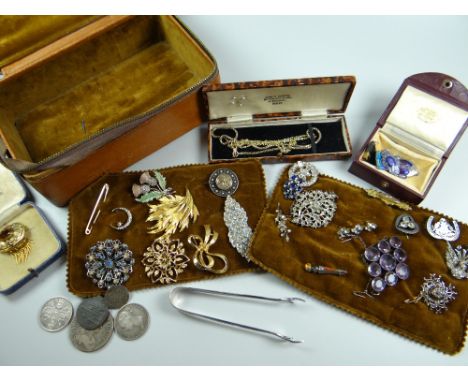 VINTAGE BROWN LEATHER JEWELLERY BOX & CONTENTS including brooches, compact, coinage etc