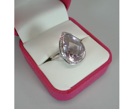 A MODERN 18CT WHITE GOLD ROSE COLOURED GEMSTONE RING