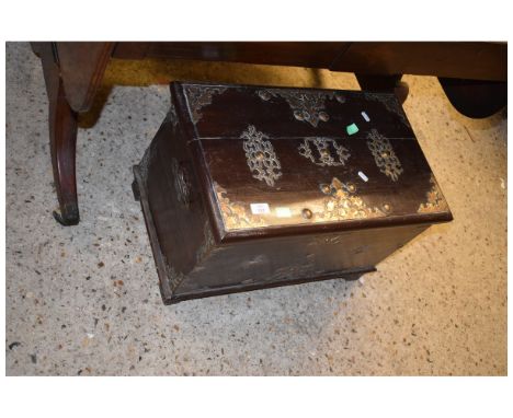 GOOD QUALITY EARLY 20TH CENTURY CONTINENTAL BRASS MOUNTED TRUNK