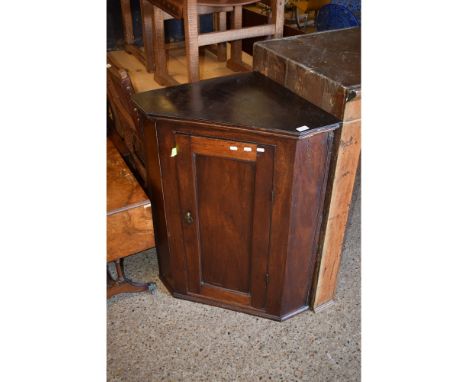 EARLY 19TH CENTURY OAK CORNER MOUNTED CUPBOARD WITH SINGLE PANELLED DOOR AND BRASS BUTTON HANDLE