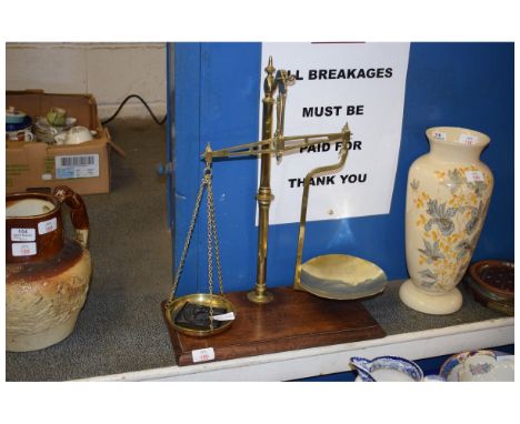 19TH CENTURY BRASS SET OF BEAM SCALES ON A MAHOGANY PLINTH 