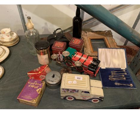 VARIOUS ITEMS TO INCLUDE A SODA SYPHON,  VINTAGE TINS, A SILVER PLATE CANDLESTICK ETC 