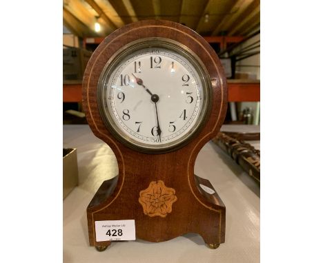 A WOODEN ORNATE MANTEL CLOCK 