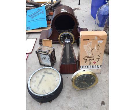 A COLLECTION OF VINTAGE CLOCKS TO INCLUDE MANTLE CLOCK, CARRIAGE CLOCK ETC. 