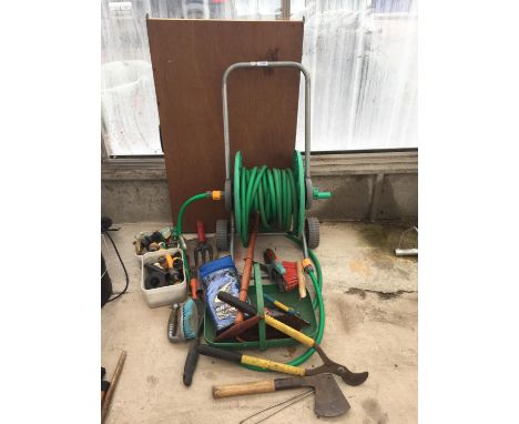 A HOSE REEL AND VARIOUS GARDEN TOOLS 