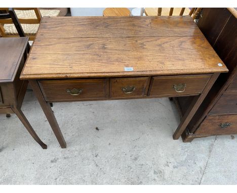 A GEORGIAN OAK SIDE TABLE ENCLOSING TWO LONG AND ONE SHORT DRAWER, 37" WIDE 