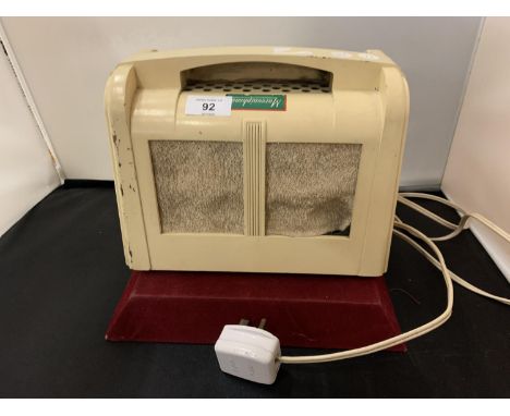 A VINTAGE BAKELITE WHITE AND RED HANDLED RADIO 