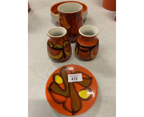 FIVE PIECES OF POOLE POTTERY TO INCLUDE TWO SMALL VASES MARKED TO BASE (SEE PHOTOGRAPHS) 