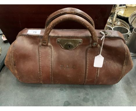 A VINTAGE BROWN LEATHER GLADSTONE BAG 