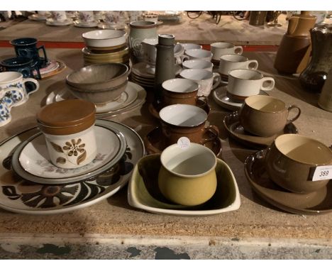 A LARGE COLLECTION OF DENBY STONE WARE AND CERAMICS TO INCLUDE CUPS AND SAUCERS ETC 