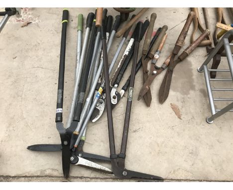A LARGE QUANTITY OF GARDEN TOOLS TO INCLUDE HAND SHEARS, LAWN EDGERS, BRANCH CUTTERS ETC. 