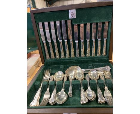 A WOODEN CANTEEN OF CUTLERY CONTAINING A SILVER PLATE FLATWARE SET 