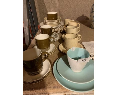 AN ASSORTMENT OF POOLE POTTERY TO INCLUDE PLATES, BOWLS AND CUPS ETC 