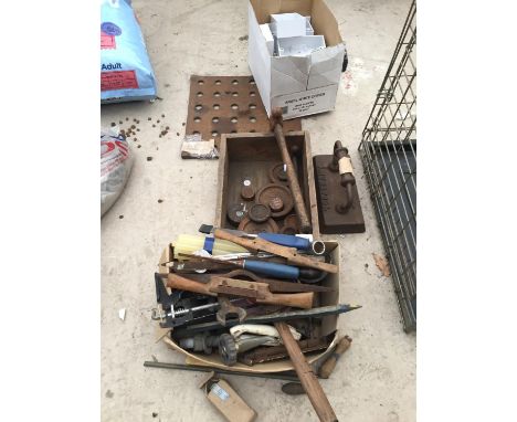 A LARGE QUANTITY OF ITEMS TO INCLUDE A VINTAGE ASHCROFT OF LIVERPOOL SNOOKER TABLE IRON, VINTAGE WEIGHTS AND FURTHER TOOLS 