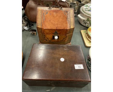 A PAIR OF VINTAGE WOODEN BOXES TO INCLUDE A DECORATIVE LEATHER LINED WRITING BOX WITH METAL CLASP 