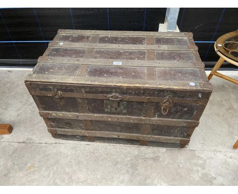 A VICTORIAN TRAVELLING TRUNK 