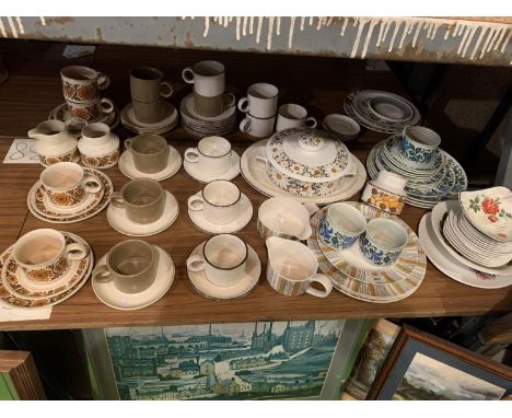 AN ASSORTMENT OF CERAMIC WARE AND POTTERY TO INCLUDE CUPS, SAUCERS AND A TUREEN ETC 