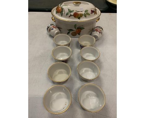 ELEVEN ITEMS OF ROYAL WORCESTER TO INCLUDE A LARGE LIDDED OVEN DISH, EIGHT RAMEKINS AND TWO LIDDED POTS 