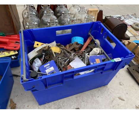 A LARGE BOX OF VINTAGE TOOLS AND HARDWARE 