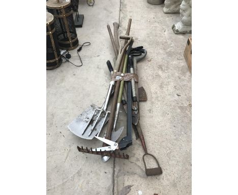 A COLLECTION OF GARDEN TOOLS TO INCLUDE STAINLESS STEEL SPADE AND FORK, RAKE ETC. 
