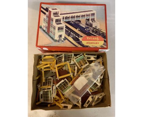 A BOXED TRIANG HORNBY 'R.589 ULTRA MODERN STATION CONTRUCTION SET' 