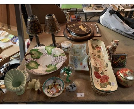 A GROUP OF VARIOUS CERAMICWARES TO INCLUDE TWO METAL TEA LIGHT HOLDERS WITH STAINED GLASS EFFECT SHADES 