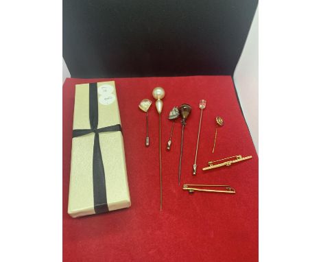 EIGHT VARIOUS VINTAGE HAT PINS AND BROOCHES 
