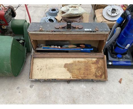 A VINTAGE JOINER'S TOOL BOX AND TOOLS 
