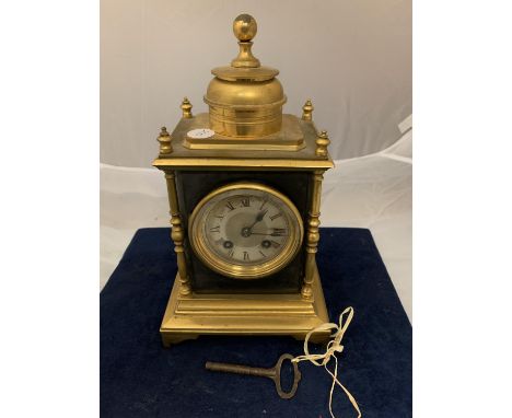 A 19TH CENTURY BRASS CASED FRENCH EIGHT DAY MANTEL CLOCK WITH KEY AND OTHER VARIOUS KEYS 