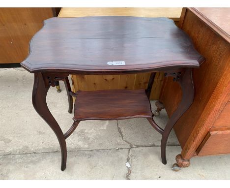 AN EARLY 20TH CENTURY MAHOGANY SIDE TABLE WITH LOWER SHELF 