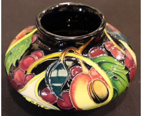 Moorcroft squat vase in the Queens Choice pattern, H: 8.5 cm. P&P Group 1 (£14+VAT for the first lot and £1+VAT for subsequen