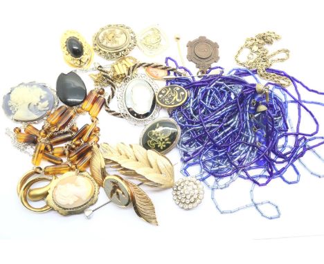 Quantity of vintage costume jewellery.  P&amp;P Group 1 (£14+VAT for the first lot and £1+VAT for subsequent lots) 