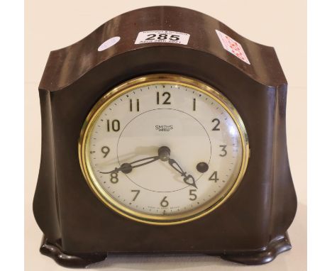 Bakelite Art Deco mantel clock, working at lotting, H: 18 cm. P&amp;P Group 3 (£25+VAT for the first lot and £5+VAT for subse