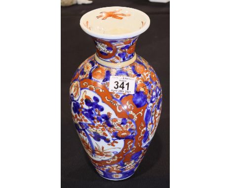 Oriental vase in the Imari pattern, H: 29 cm. P&amp;P Group 3 (£25+VAT for the first lot and £5+VAT for subsequent lots) 