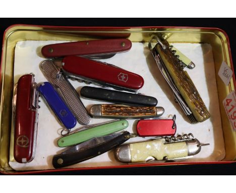 Collection of mixed folding pocket knives including Swiss Army examples. P&amp;P Group 2 (£18+VAT for the first lot and £3+VA