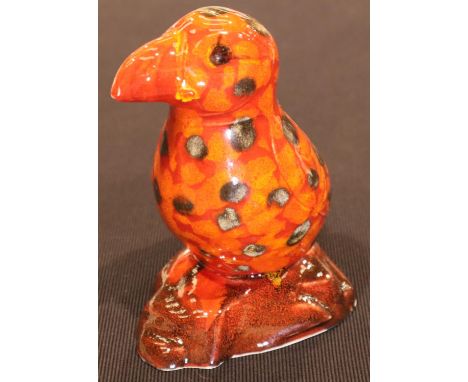 Anita Harris Puffin, signed in gold, H: 14 cm. P&P Group 1 (£14+VAT for the first lot and £1+VAT for subsequent lots)Conditio